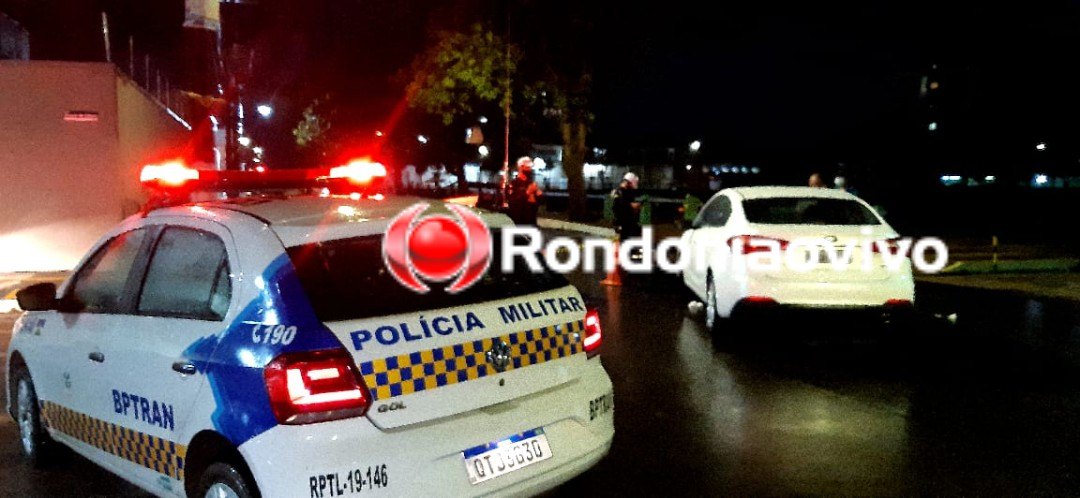 NO CENTRO: Passageira de moto fica ferida após acidente com carro na Duque de Caxias