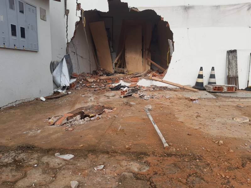 VÍDEO: Motorista bate BMW em alta velocidade contra parede de posto de combustíveis