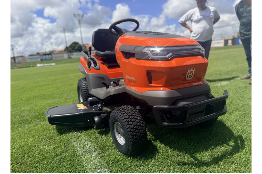 CÁSSIO GOIS: Associação de Rolim de Moura recebe trator cortador de grama 