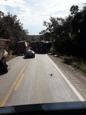 ESCAPOU: Choque entre carretas interditou rodovia entre as cidades de Vilhena e Comodoro