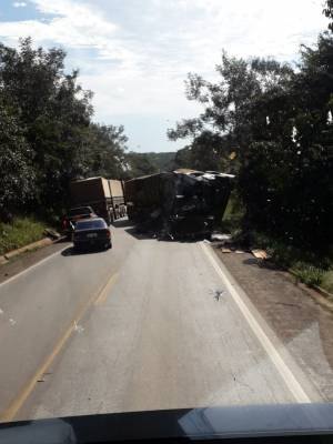 ESCAPOU: Choque entre carretas interditou rodovia entre as cidades de Vilhena e Comodoro