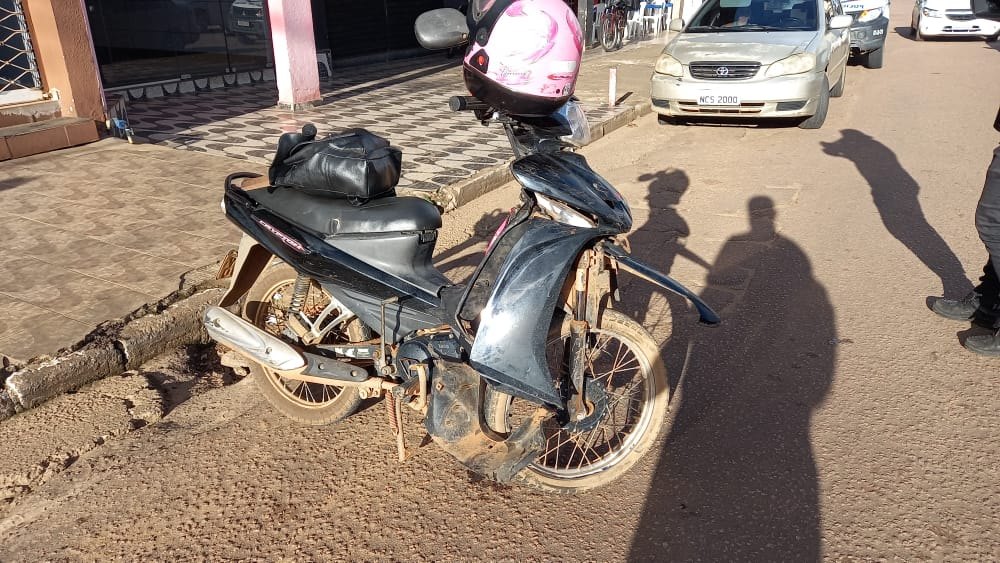 ASSISTA: Mulher é socorrida desacordada após acidente entre carro e moto