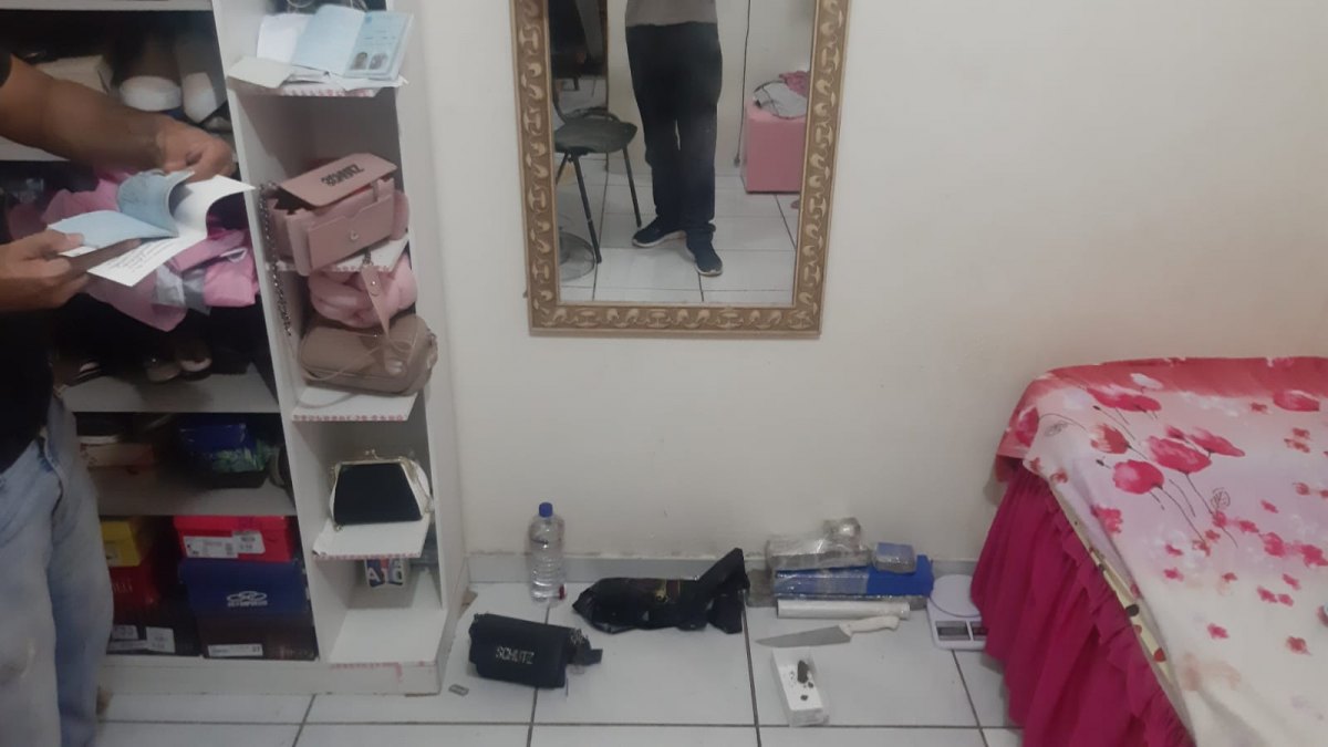 MACONHA: Denarc apreende aproximadamente oito quilos de droga em residência de traficante