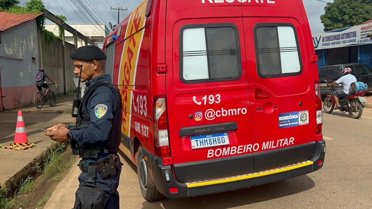 VÍDEO: Motociclista bate cabeça em tampa de bueiro e fica em estado grave