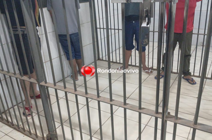 APÓS DENÚNCIA: Bando é preso com munições de revólver e pistola em árvore de Natal