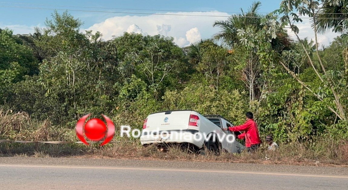 ACIDENTE NA 319: Motorista invade contramão e cai com Saveiro em ribanceira