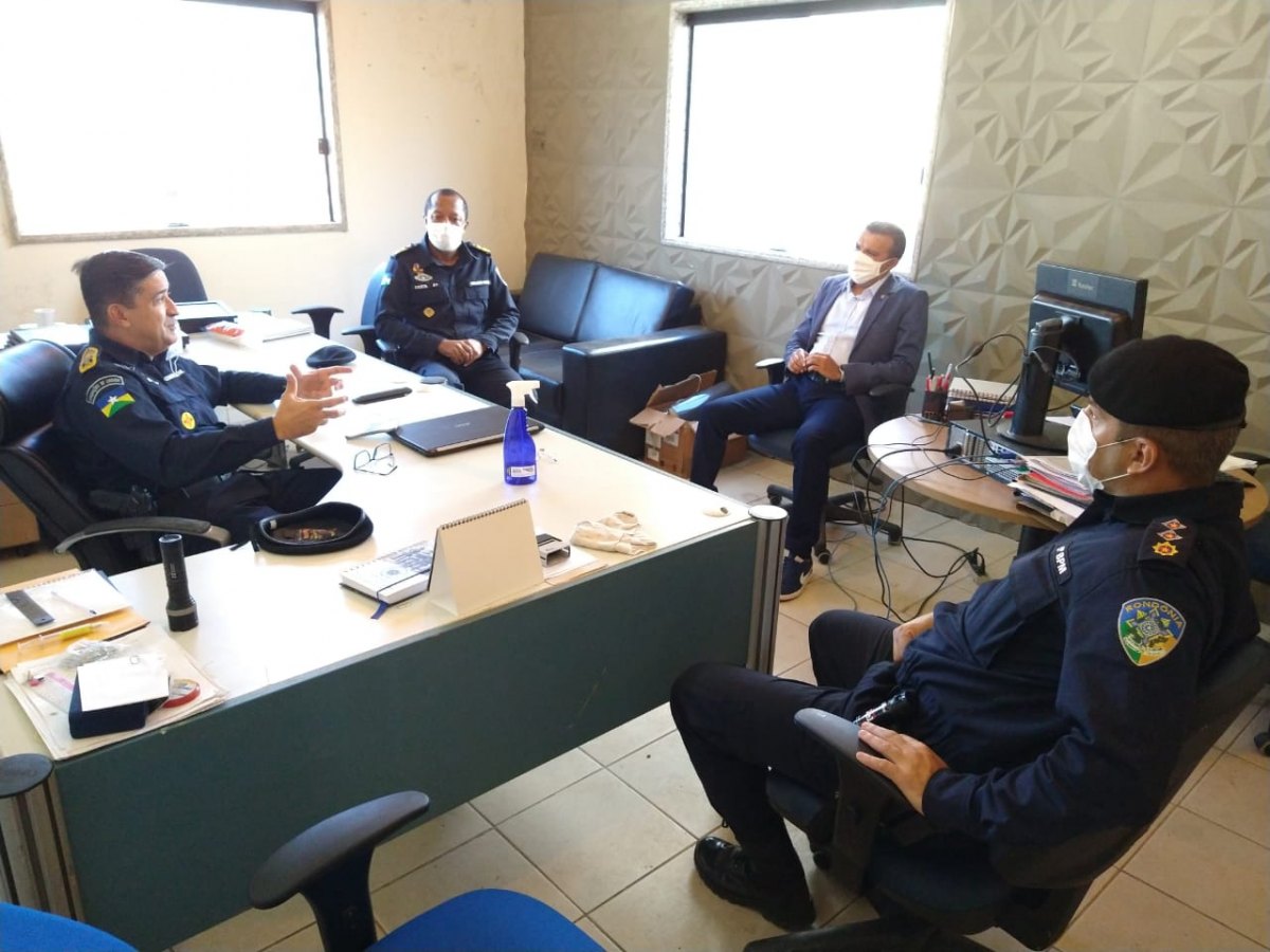 DEPUTADO: Alex Silva entrega armamentos e equipamentos de proteção à Policia Militar