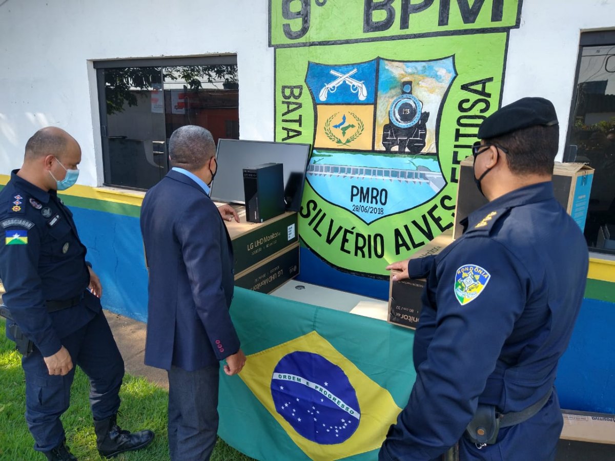 DEPUTADO: Alex Silva entrega armamentos e equipamentos de proteção à Policia Militar