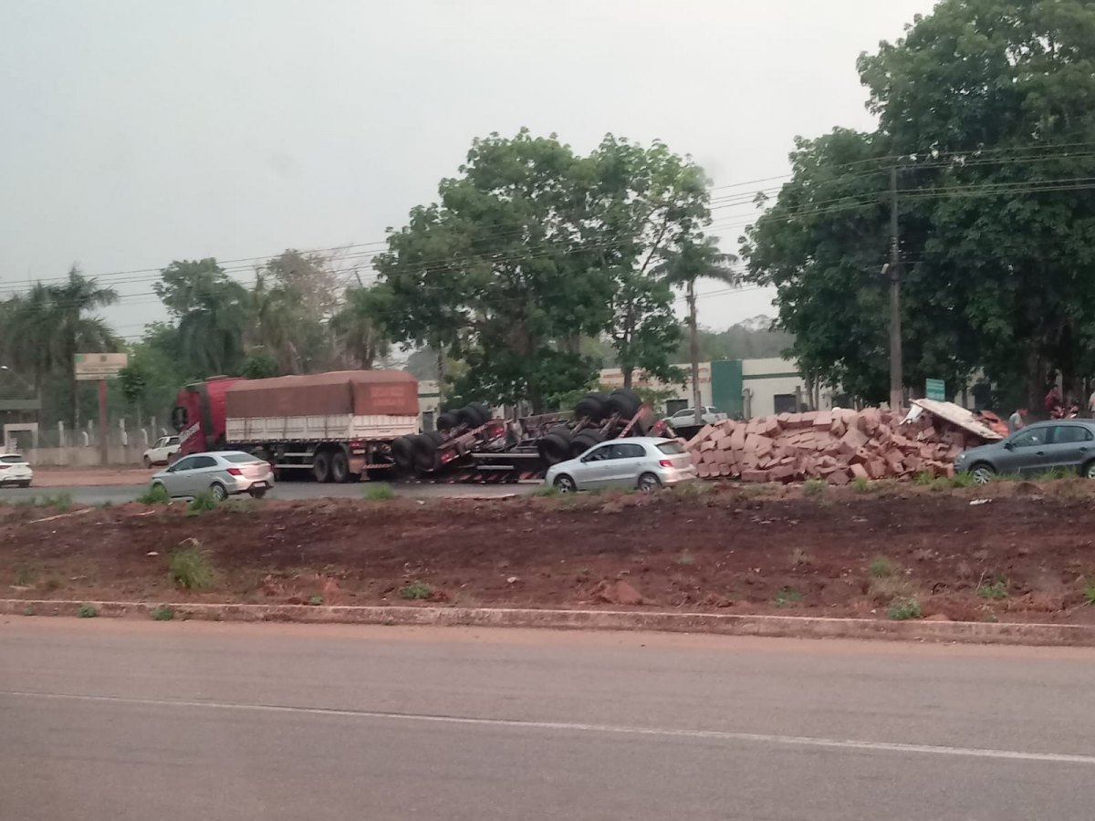 VÍDEO: Carreta carregada de óleo tomba na BR-364 em Porto Velho