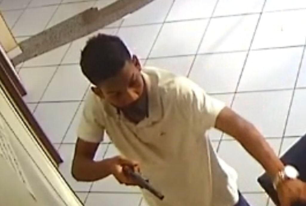 VÍDEO: Empresário é agredido a coronhadas durante assalto em Centro Comercial