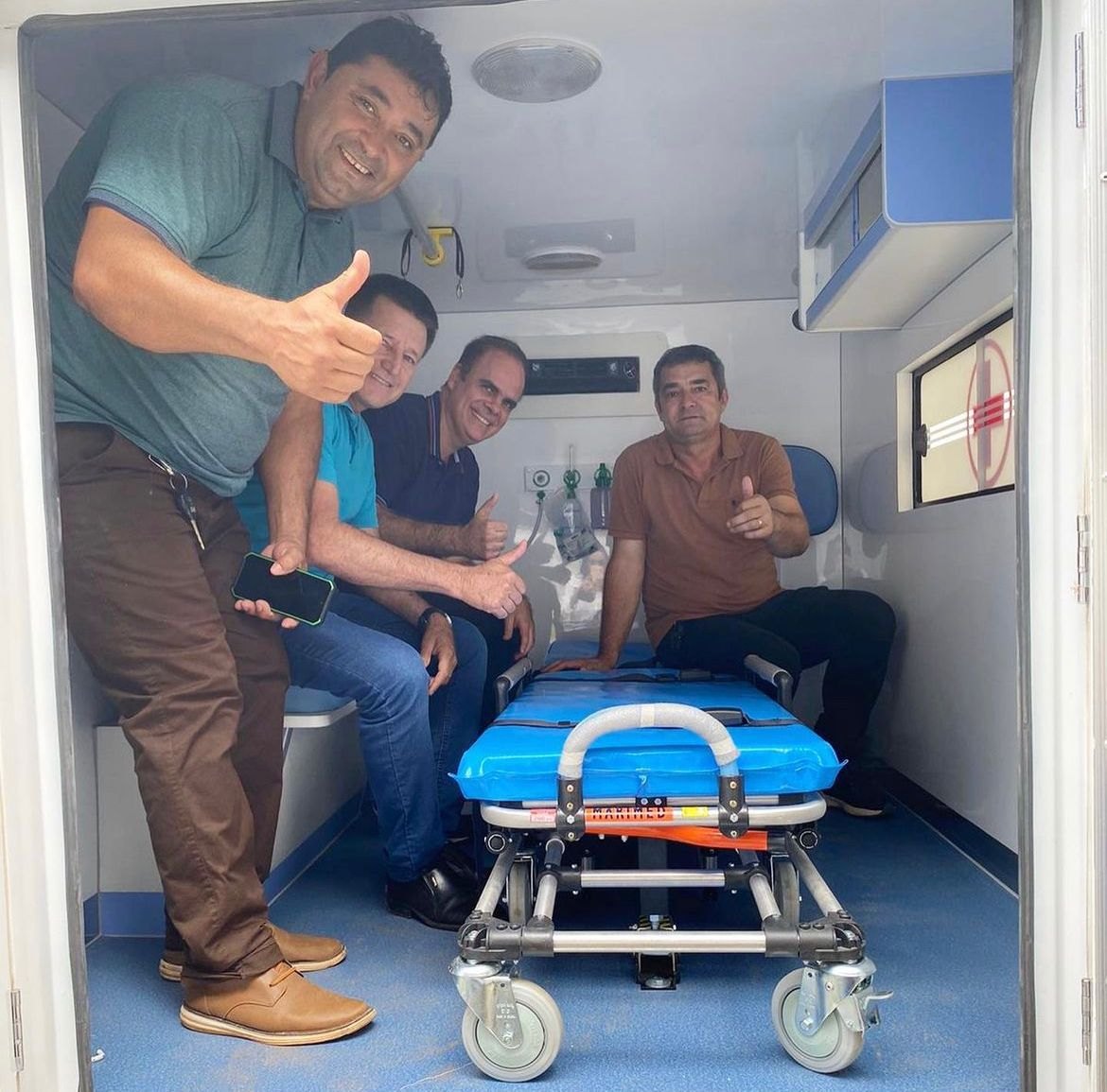 ALAN QUEIROZ: Deputado realiza a entrega de uma ambulância semi UTI para município de Urupá