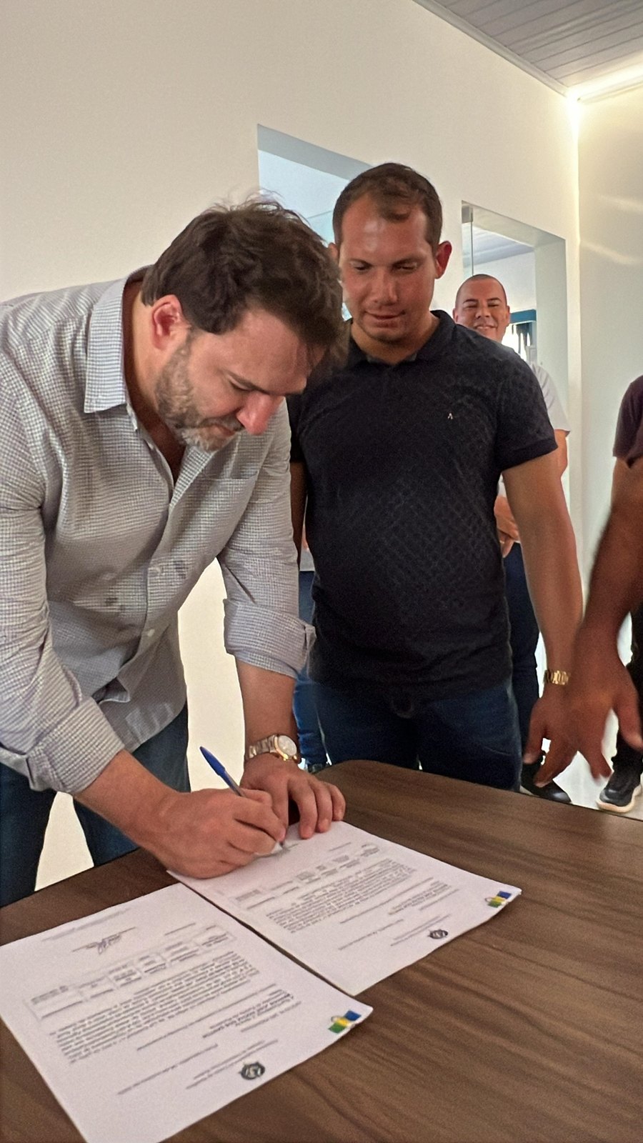 ALEX REDANO: Deputado entrega van para Saúde no distrito de Nova Dimensão