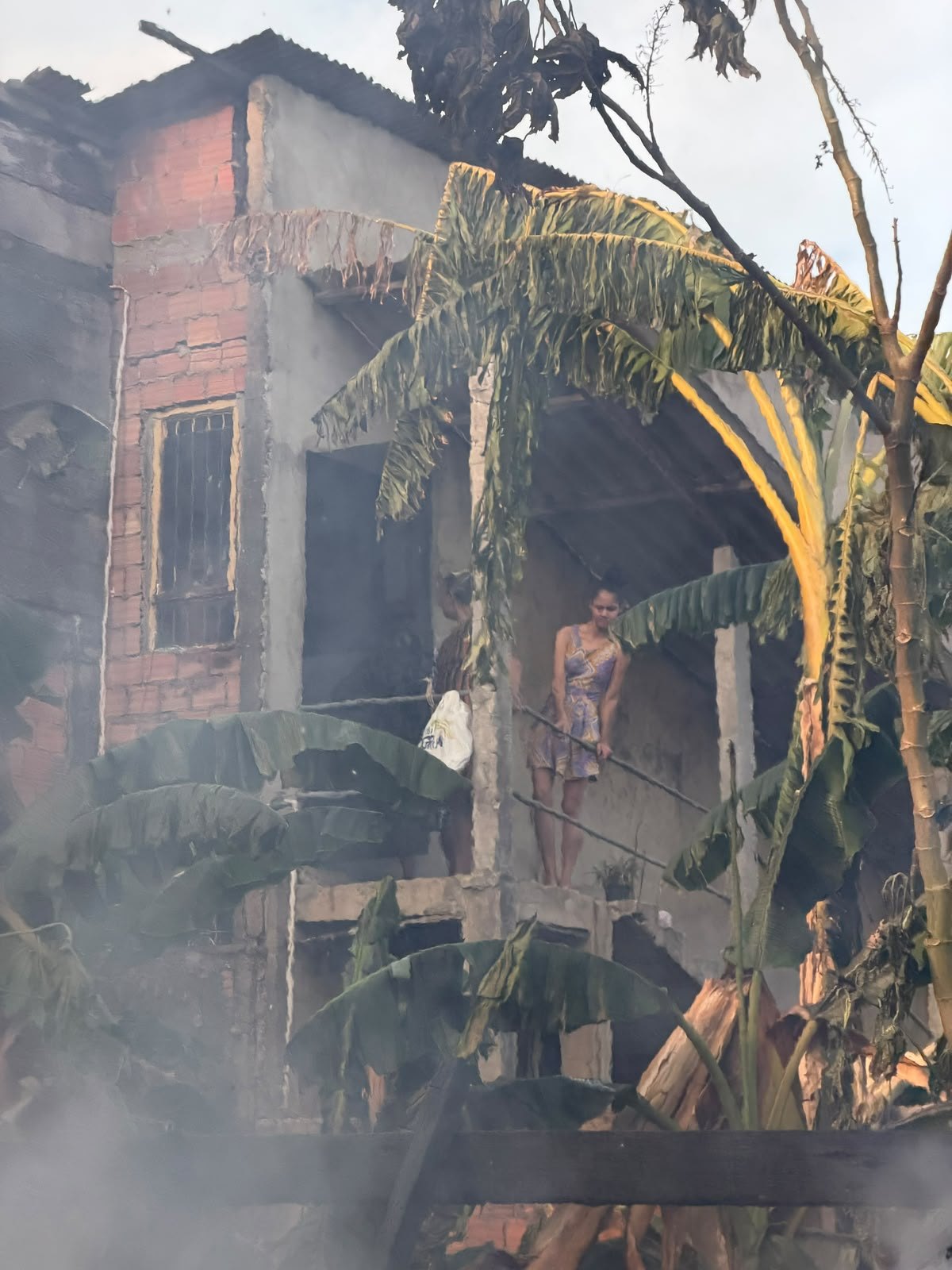 EM JI-PARANÁ: Incêndio atinge imóvel e mobiliza Corpo de Bombeiros