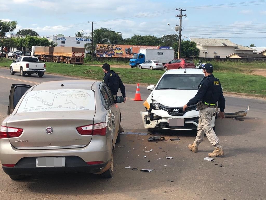 COLISÃO: Acidente entre carro de autoescola e siena deixa mulher ferida