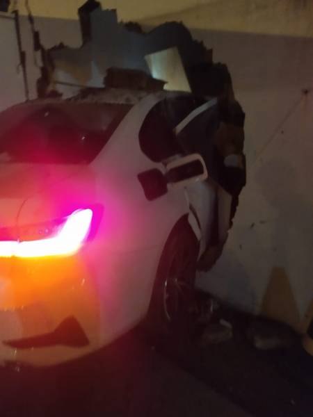 VÍDEO: Motorista bate BMW em alta velocidade contra parede de posto de combustíveis