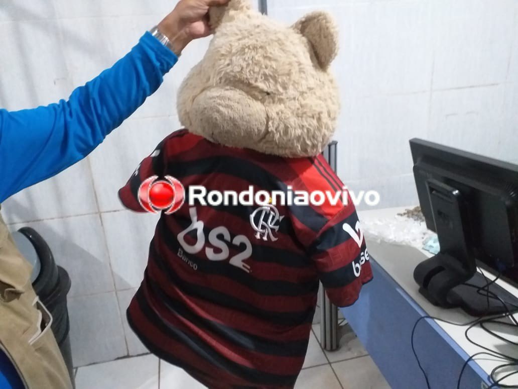 DISFARCE: Primos que escondiam drogas em urso de pelúcia são flagrados pela PM