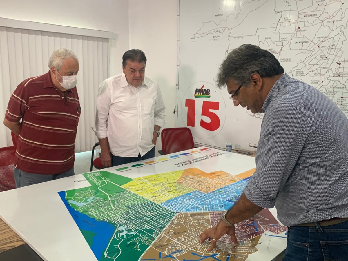 PROPOSTA: Pimentel reúne técnicos em busca de soluções para alagamentos na capital