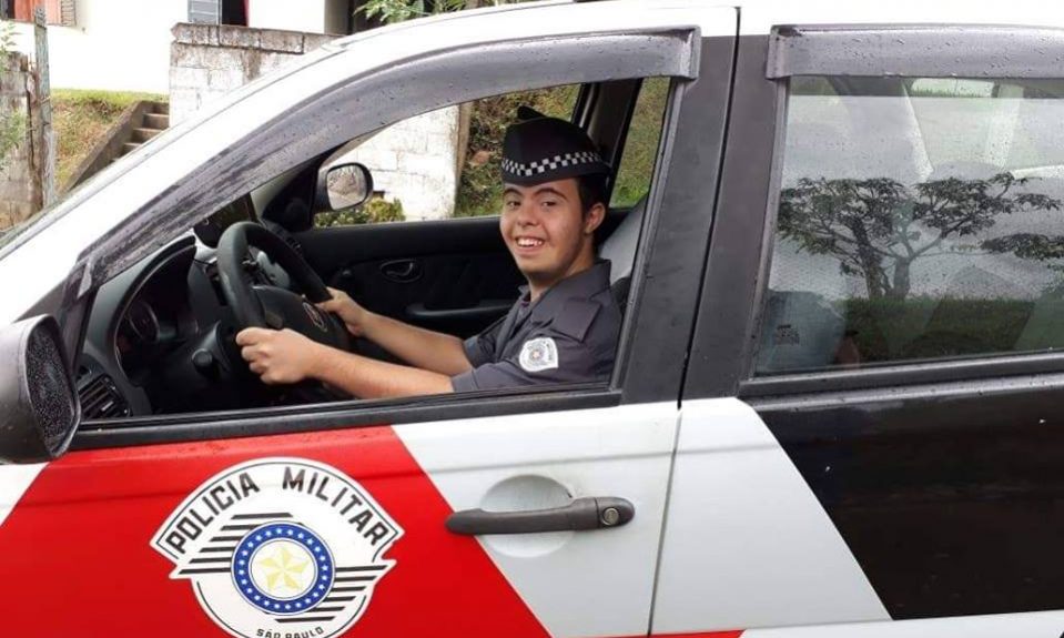 LINDO: Garoto com síndrome de down se emociona ao virar 'Policial Militar'