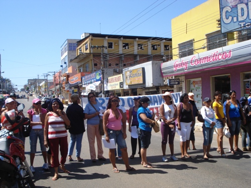 CRISE - Esposas dos policiais militares paralisam principal avenida da capital - Foto