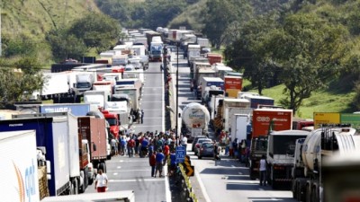 PESQUISA: Paralisação de caminhoneiros no país é apoiada por 87% dos brasileiros, aponta Datafolha