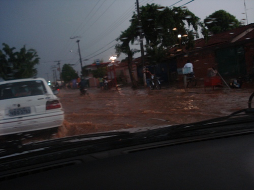 CENA DA CIDADE – Alguns minutos de chuva são suficientes para alagar ruas