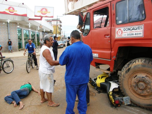 Acidente entre caminhão guindaste e motocicleta na avenida Calama