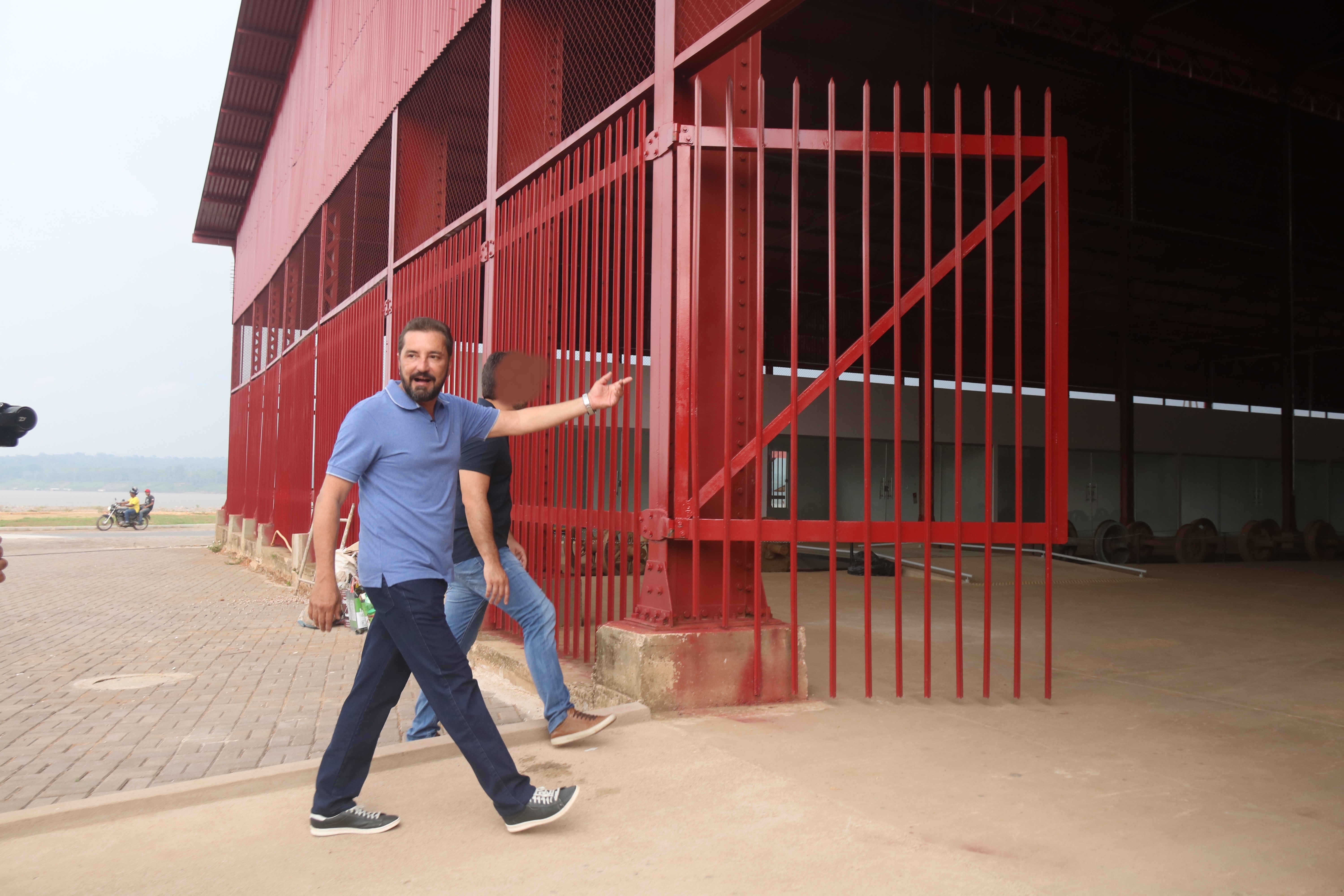 REGIÃO CENTRAL: Hildon Chaves revitaliza centro e entrega documentos de imóveis a moradores