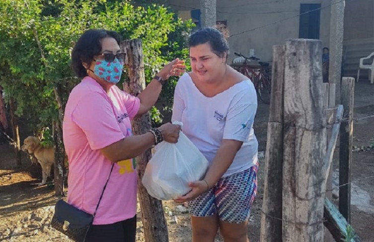 ATITUDES DO BEM: Grupo de voluntários arrecada cestas básicas para doar à mulheres carentes