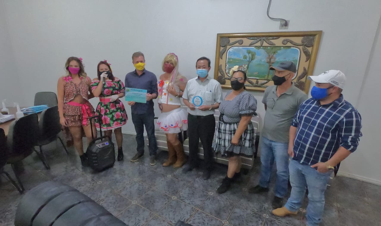 EM VILHENA: Goebel é homenageado pela equipe do Centro de Atividades à 3ª Idade 