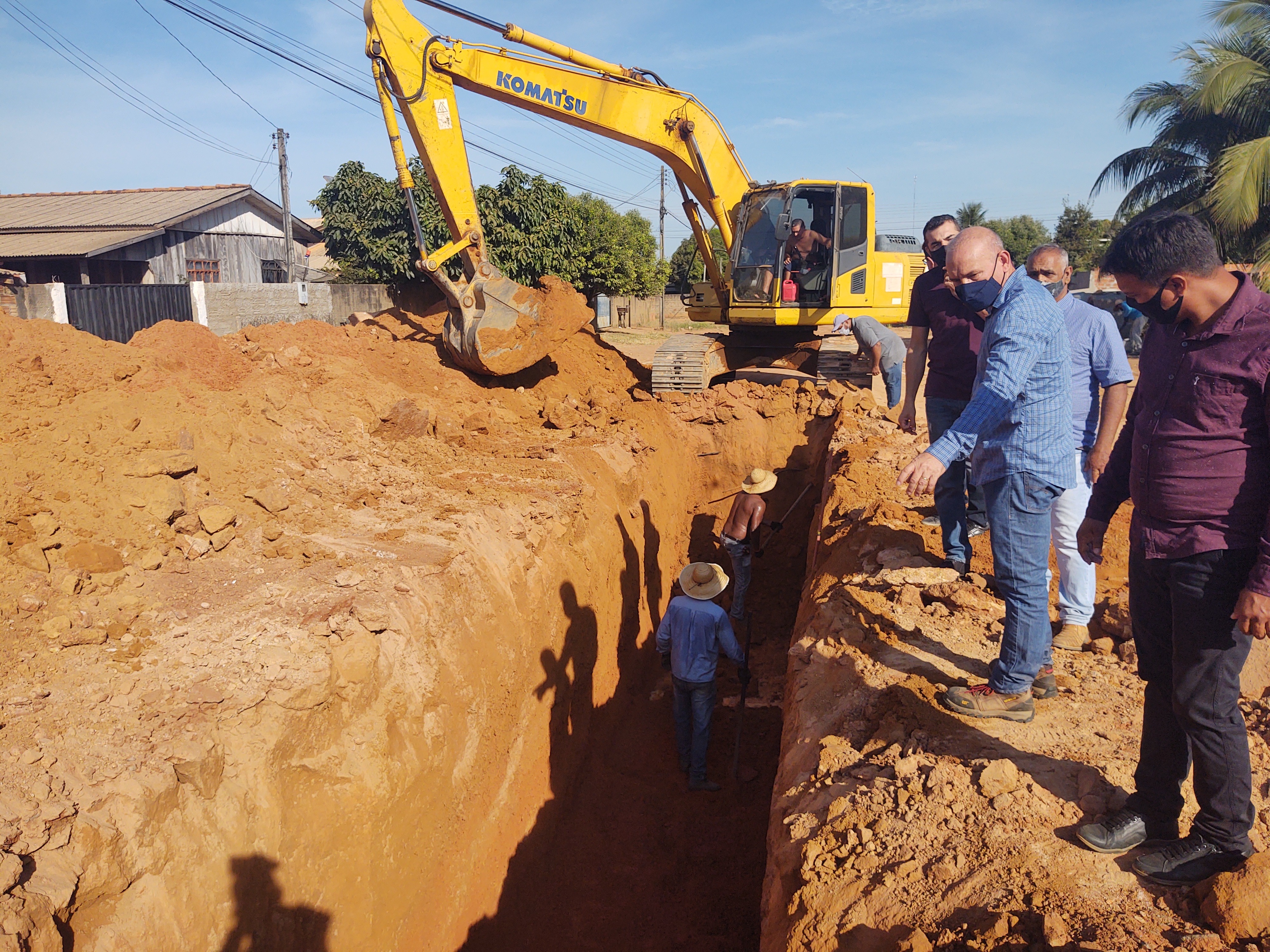 PARLAMENTAR: Em Cerejeiras, deputado Ezequiel Neiva vistoria obras de drenagem da avenida Canadá