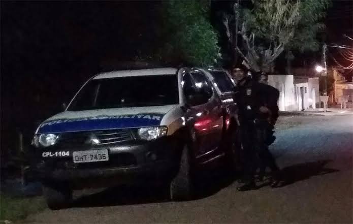 ENSANGUENTADO: Atacado a pauladas, homem é encontrado agonizando em frente de residência