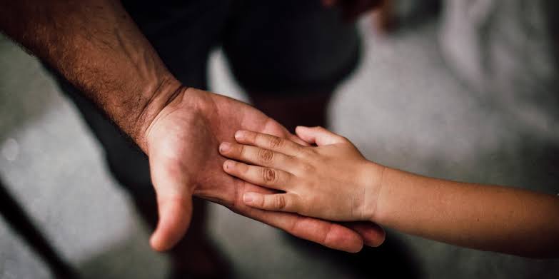 NA CAMA: Criança é estuprada pelo padrasto enquanto dormia com a mãe