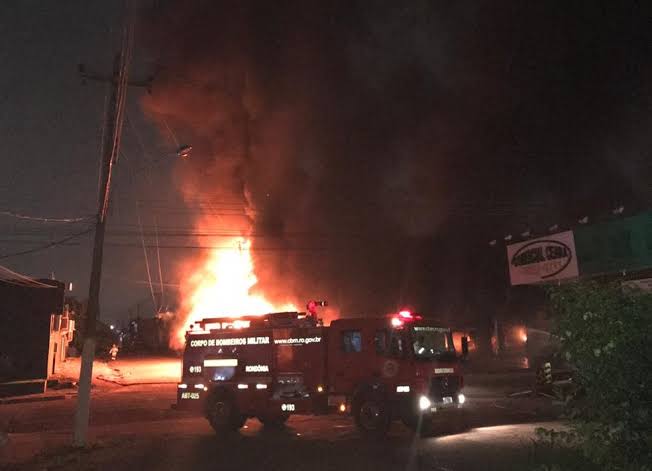 ABANDONADA: Residência pega fogo com bebê dentro e mãe que estava em bar é detida pela PM