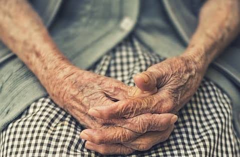 ABSURDO: Idosa de 87 anos é espancada pela filha dentro de residência na capital