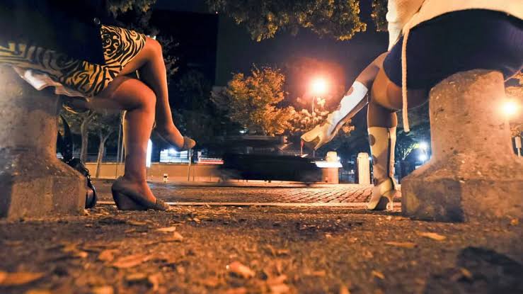 NA CADEIA: Travestis são detidos em ponto de prostituição após roubo com arma de brinquedo