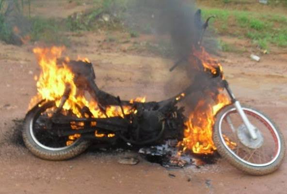 REVOLTADA: População espanca suspeito de furtos e coloca fogo em motocicleta