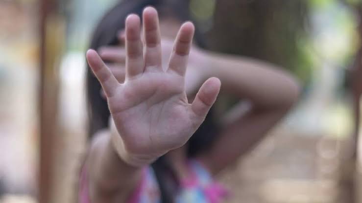 DESESPERADA: Criança pede socorro em igreja e escapa de ser estuprada pelo padrasto