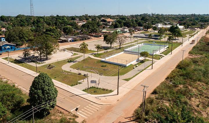 CONFUSÃO: Mulheres são feridas com gargalo de garrafa durante briga generalizada em praça 