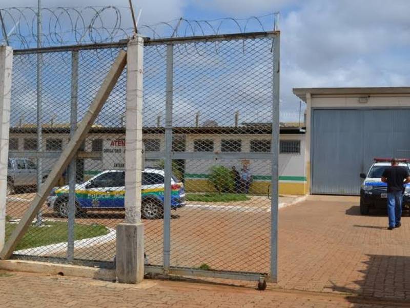 INVESTIGAÇÃO: Câmeras de monitoramento flagram detentos recebendo drogas em presídio