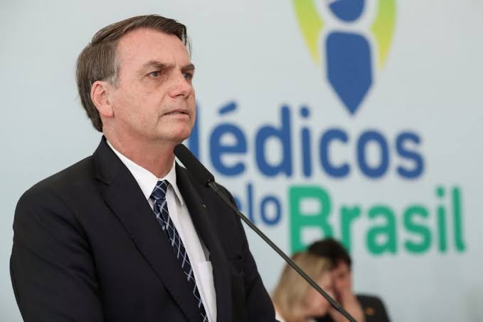 Impasse: Bolsonaro apoia CFM contra médicos formados fora do Brasil