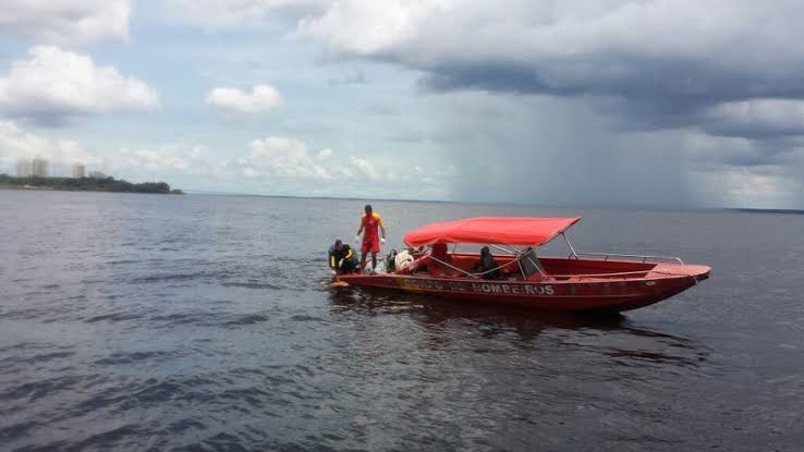 BARCO VIROU: Corpo de Bombeiros continua com buscas por vítimas de naufrágio no rio Madeira