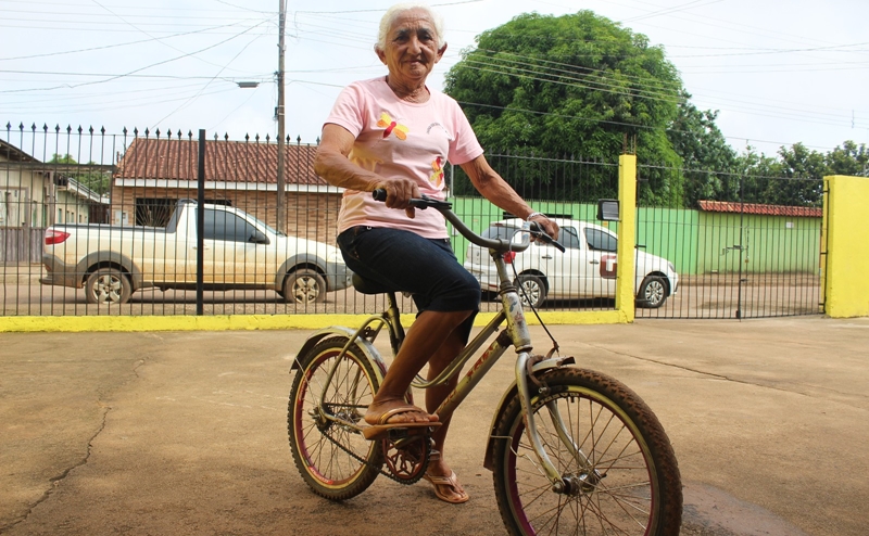 'NÃO FICO PARADA': Com 74 anos, vovó é sucesso na internet fazendo flexão de braço