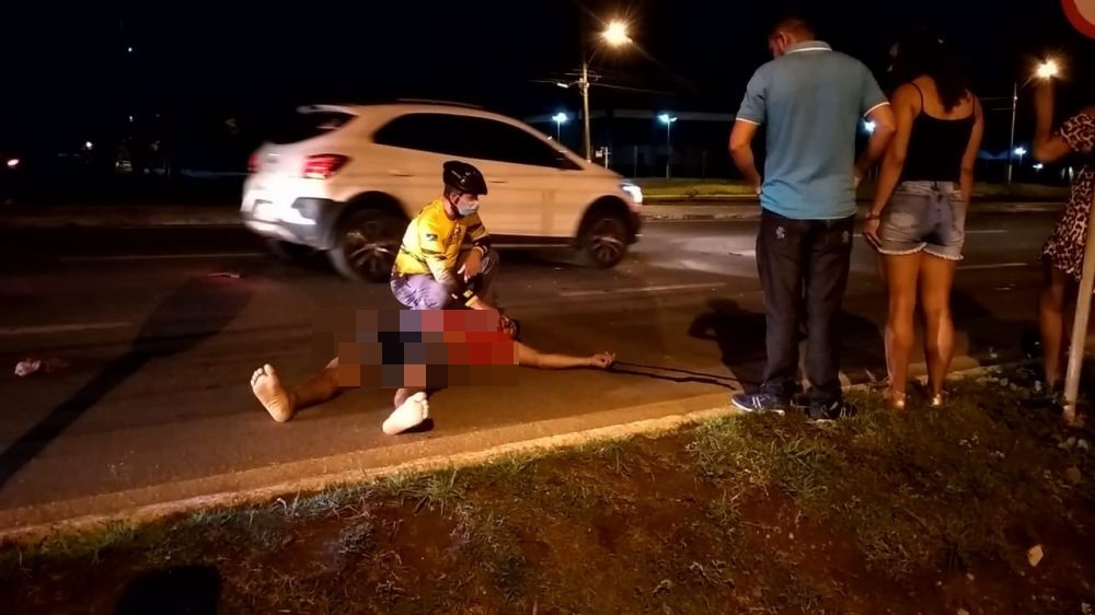 CAPACETE VOOU: Motociclista bate na traseira de carro e morre na hora na BR-364