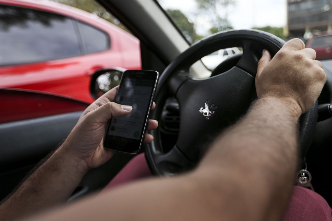 TRÂNSITO: Multas por uso de celular ao volante crescem 33% em 2018