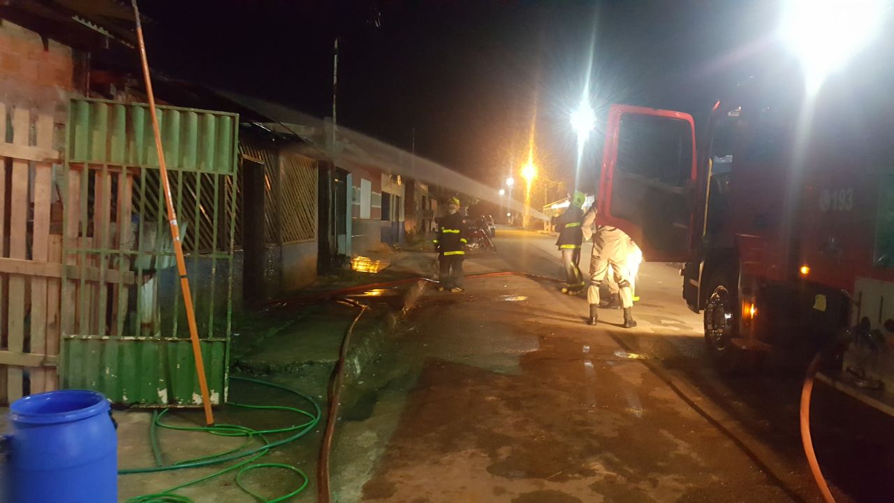 INCÊNDIO: Homem com problemas mentais coloca fogo na própria casa na zona Leste