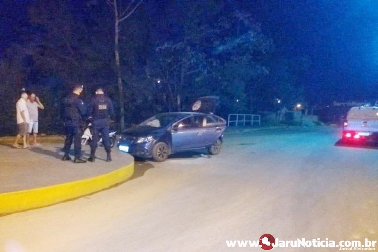 Motorista sofre mal súbito enquanto dirigia e bate carro em rotatória 