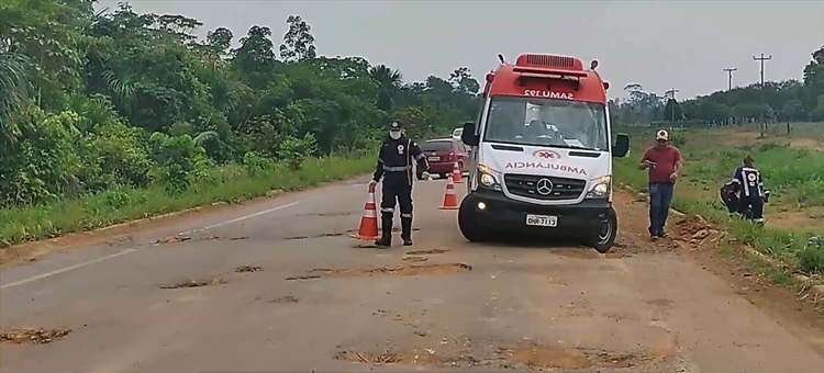 FICOU FERIDO: Após desviar de buracos, motociclista é atingido por uma caminhonete na BR-421