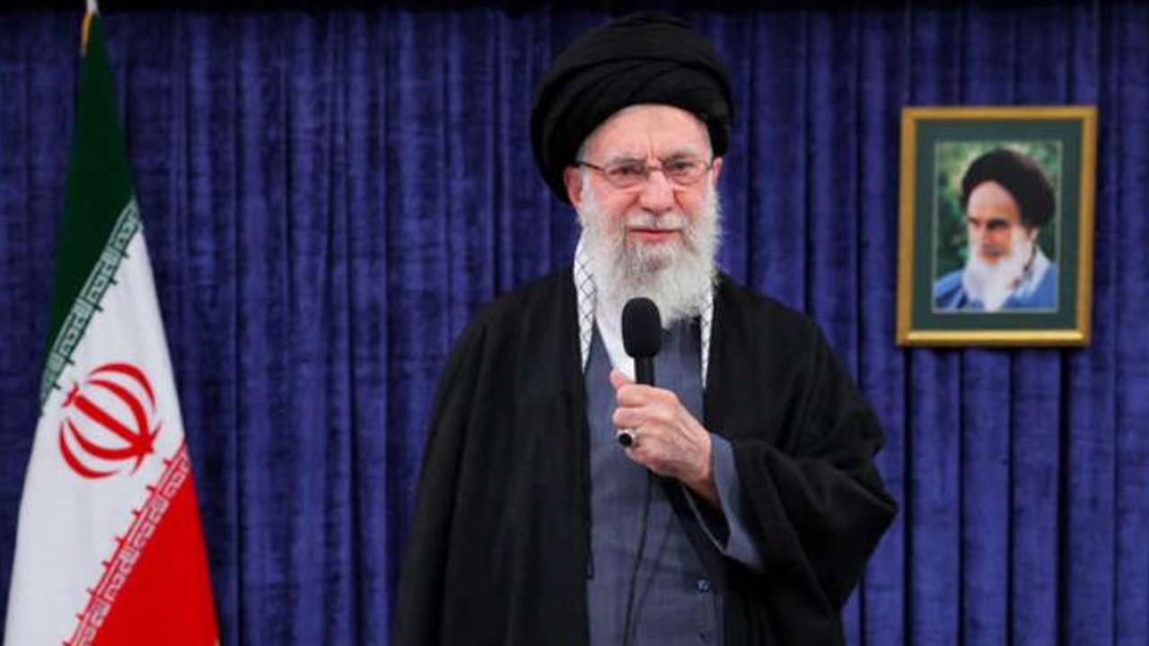 ATAQUE: Mídia estatal iraniana confirma morte do líder supremo Ali Khamenei