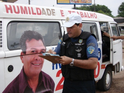 Candidato Irmão João tem carro apreendido fazendo propaganda irregular