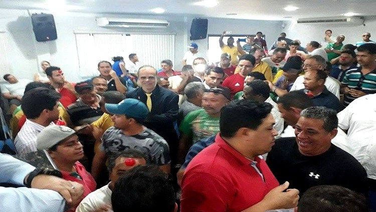 Taxistas prometem não deixar a Câmara de Vereadores até projeto ser votado